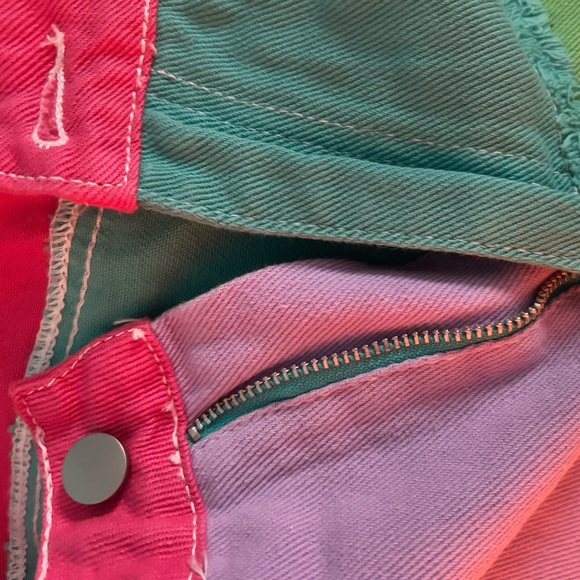 Colorblock shorts - Picture 2 of 4